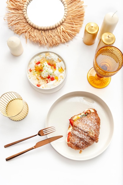 Kolacja przy świecach z talerzem jedzenia